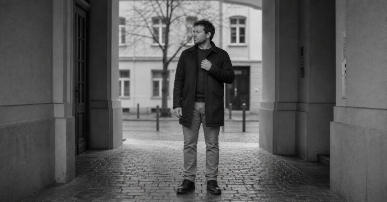 Zwykłe przejście przez dzień potrafi wymagać więcej siły, niż widać z zewnątrz.