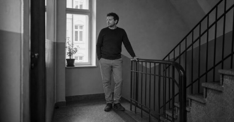Obrona mięknie dopiero wtedy, gdy napięcie może zostać zauważone bez natychmiastowego ataku na siebie albo drugą osobę.